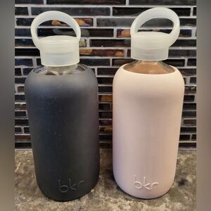 BKR GLASS WATER BOTTLE SET OF 2 JET BLACK TUTU PINK 16 OZ OPAQUE SILICONE SLEEVE